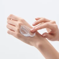 みずみずしくふわりと肌表面を包み込むクリームはとろけるようになめらか